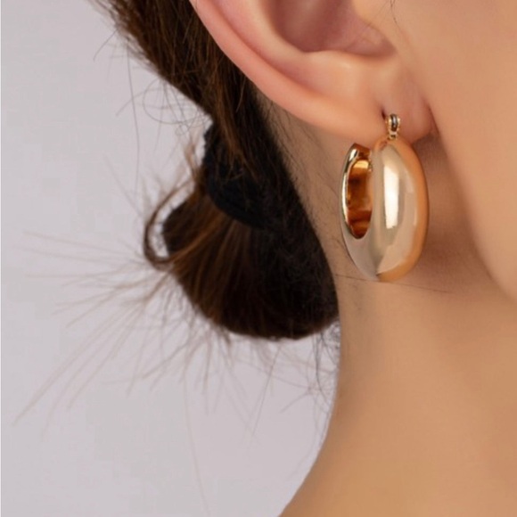 Gold plated shiny round earrings - Picture 3 of 4